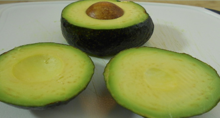 how to cut avocado for sushi roll topping