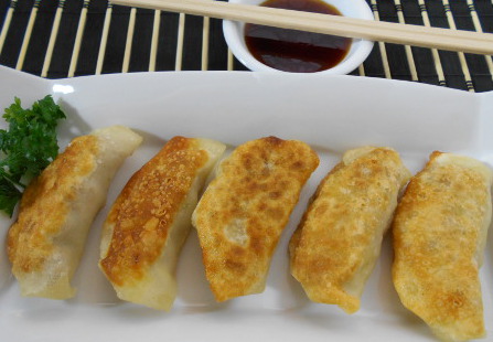 make gyoza, dumplings japanese